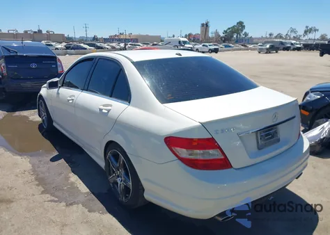 2010 Mercedes-Benz C 300 Luxury/Sport z USA, uszkodzony, nr VIN WDDGF5EB5AR109724